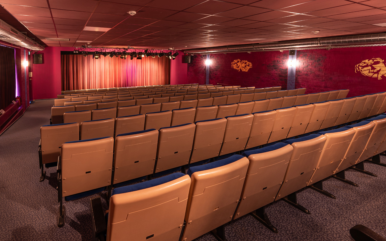 Unser Theater - Zuschauerraum mit Blick zur Bühne | Foto: Alexander Schüßlbauer